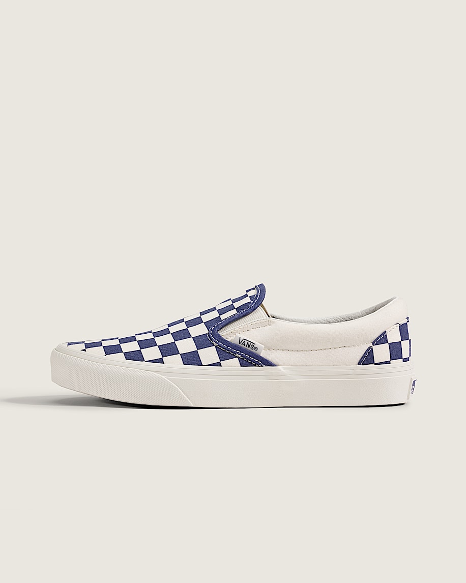 klassischer schlupfschuh mit schachbrettmuster