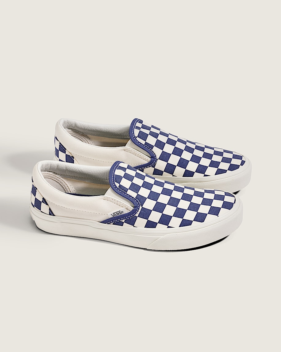 klassischer schlupfschuh mit schachbrettmuster