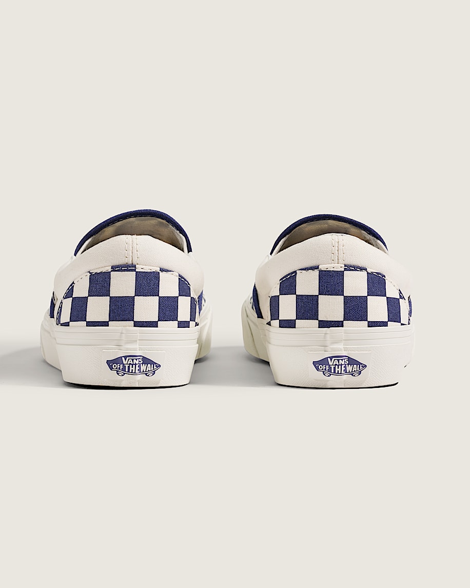 klassischer schlupfschuh mit schachbrettmuster