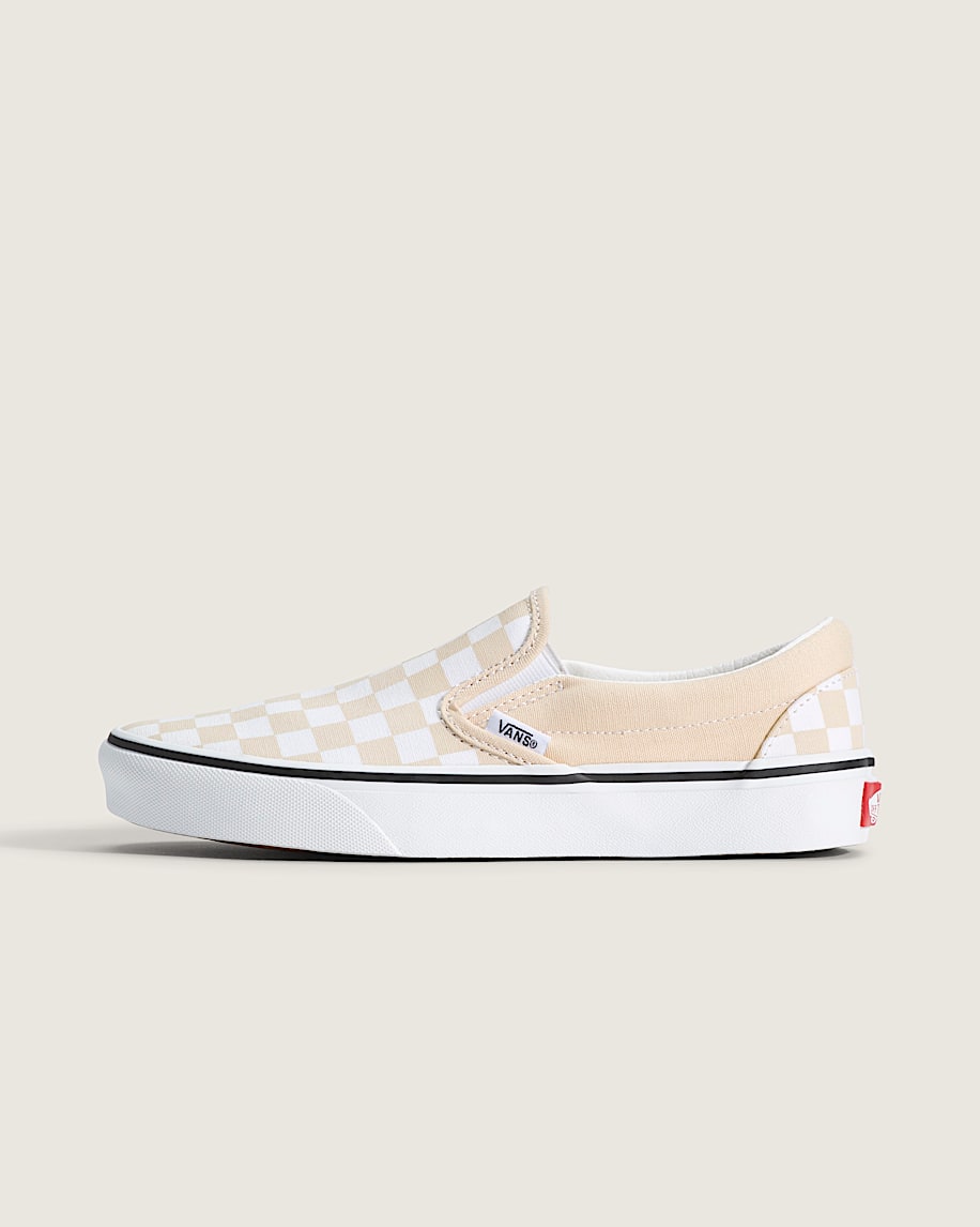 klassischer schlupfschuh mit schachbrettmuster