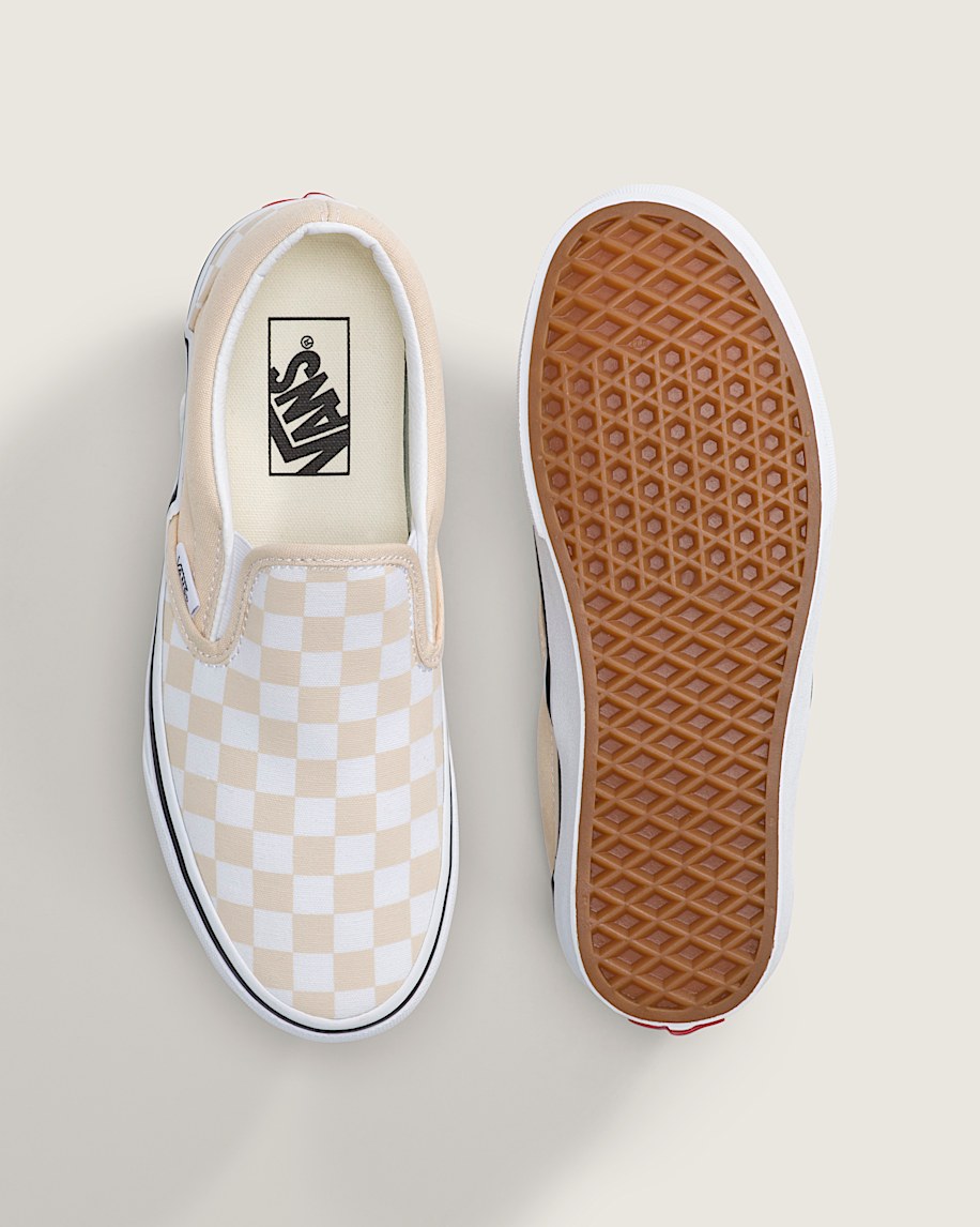 klassischer schlupfschuh mit schachbrettmuster