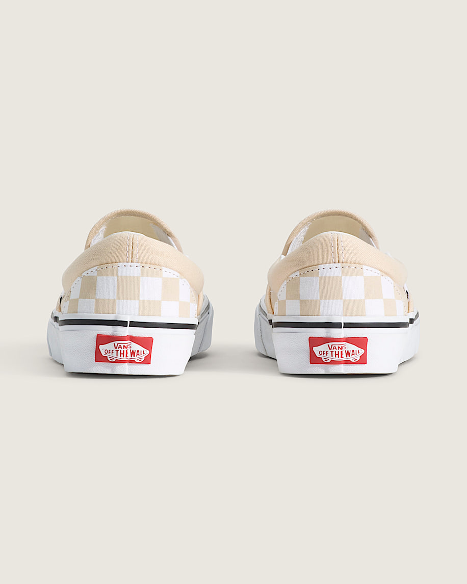 klassischer schlupfschuh mit schachbrettmuster