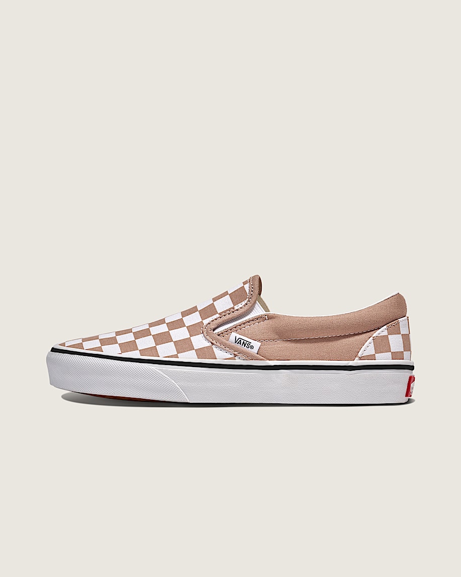 klassischer schlupfschuh mit schachbrettmuster