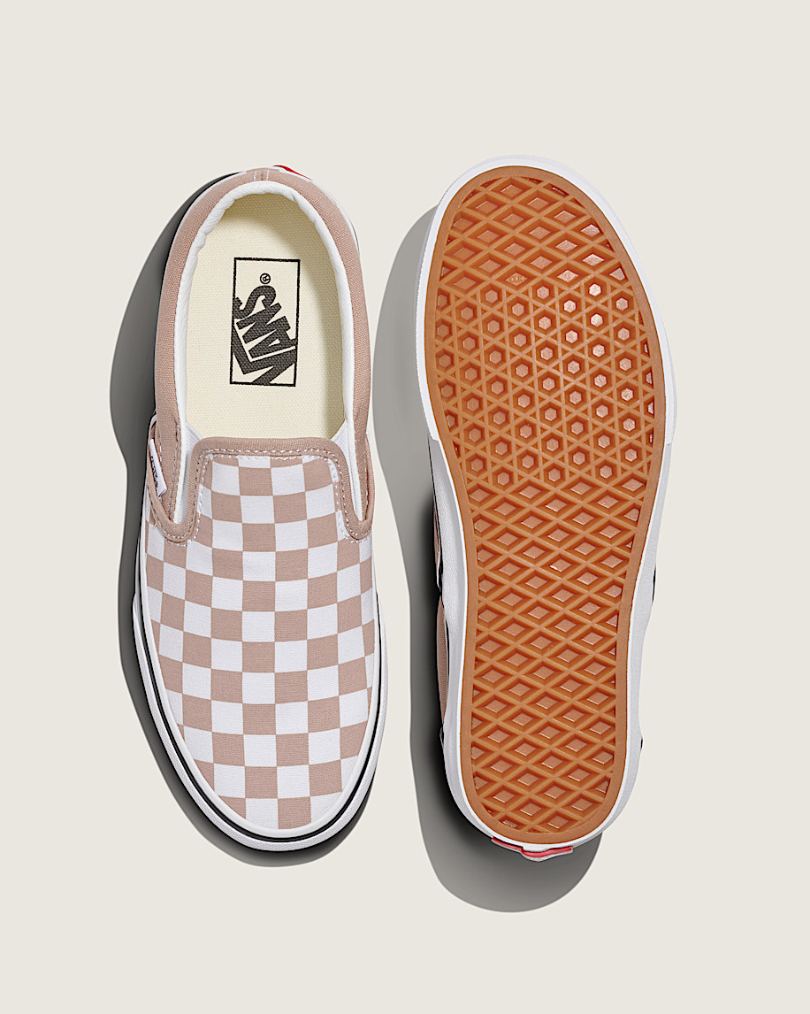 klassischer schlupfschuh mit schachbrettmuster