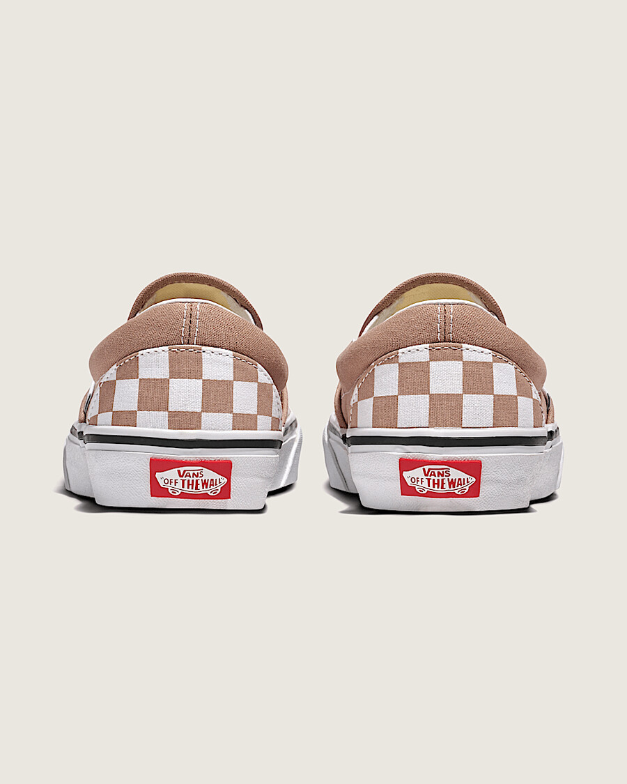 klassischer schlupfschuh mit schachbrettmuster