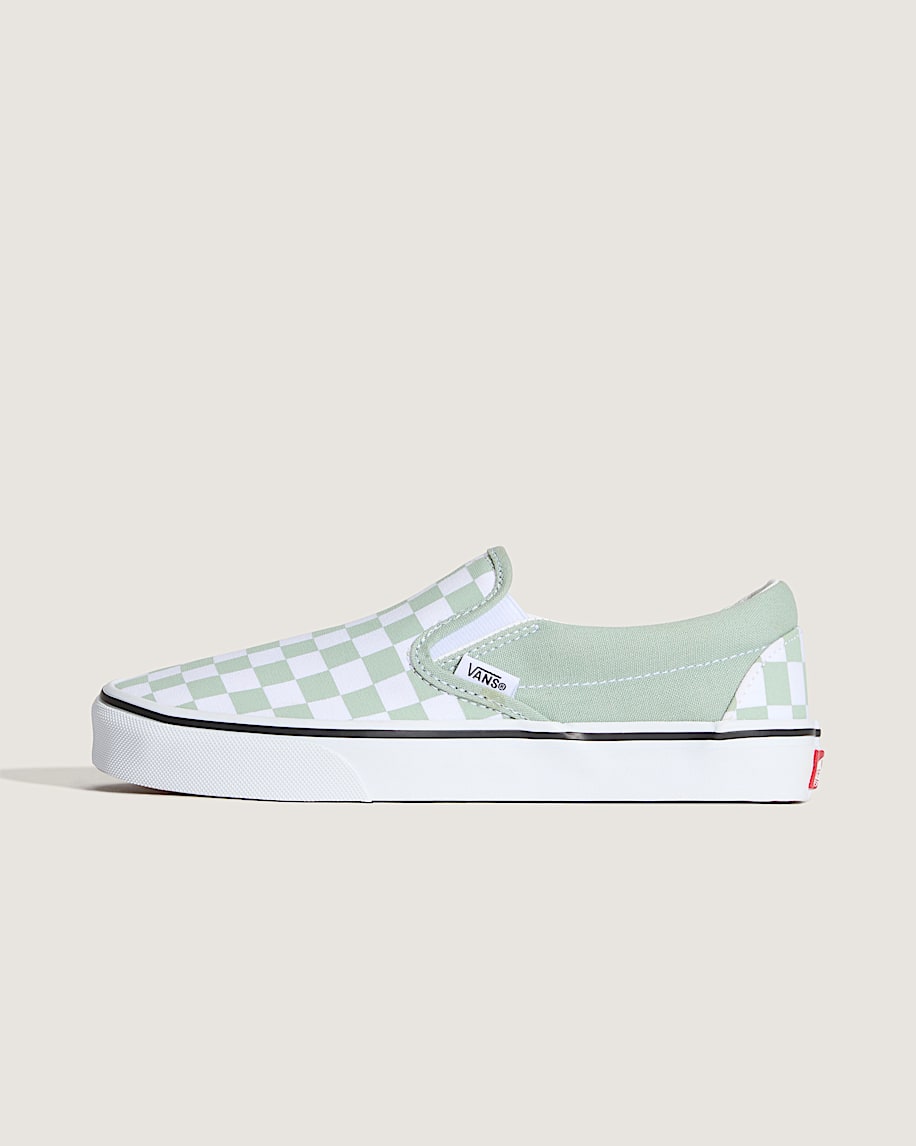 klassischer schlupfschuh mit schachbrettmuster