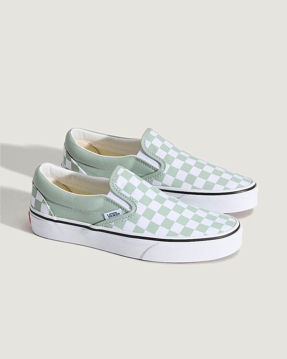 klassischer schlupfschuh mit schachbrettmuster