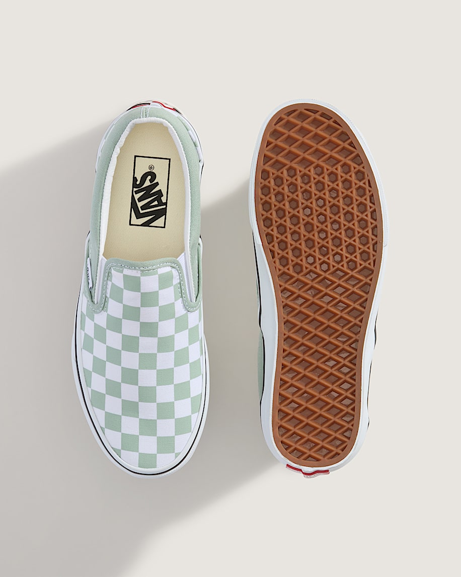 klassischer schlupfschuh mit schachbrettmuster