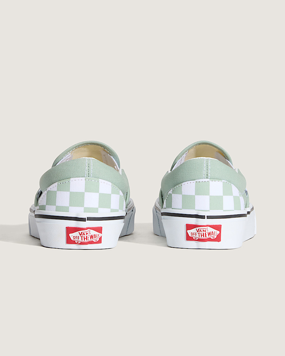 klassischer schlupfschuh mit schachbrettmuster
