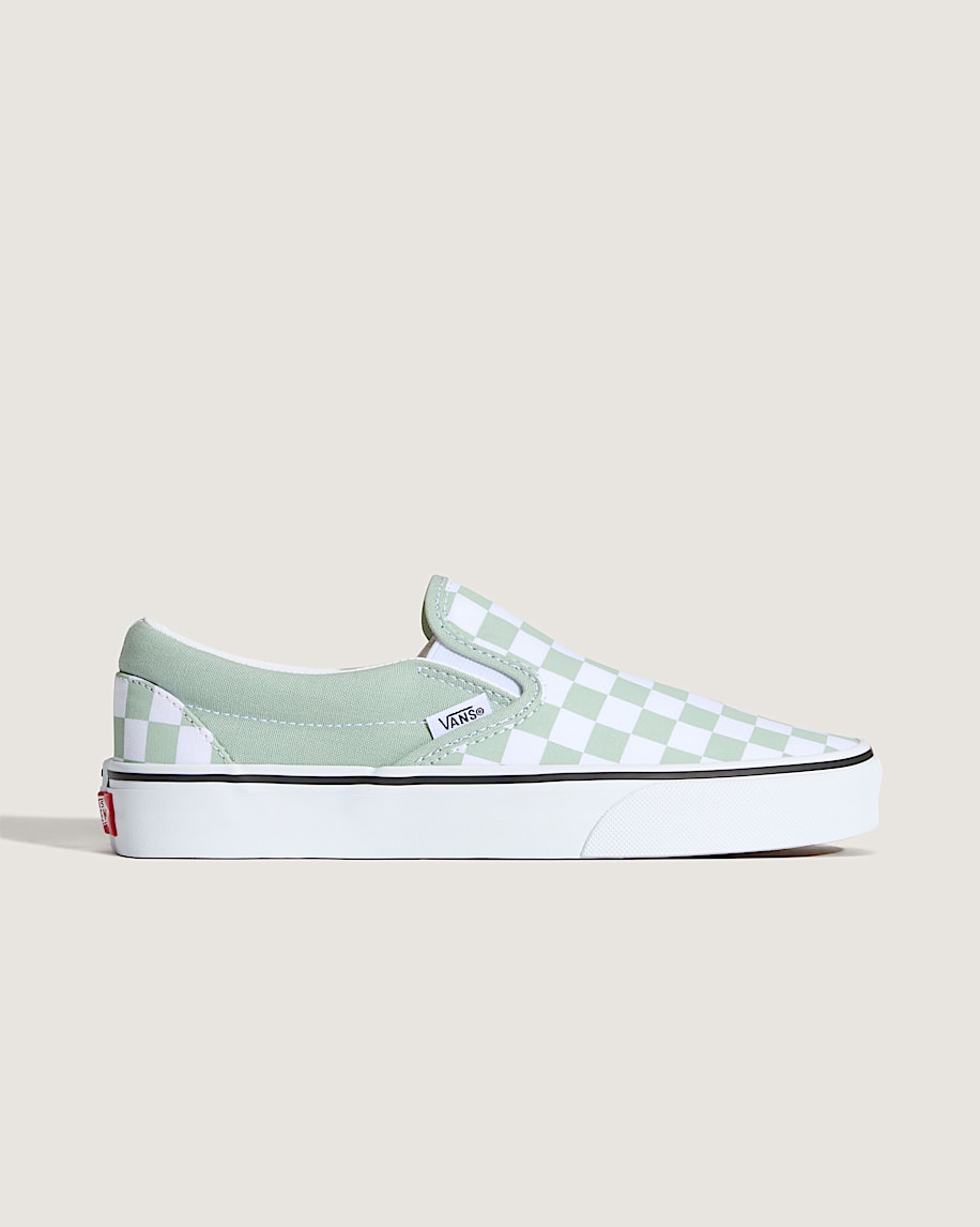 klassischer schlupfschuh mit schachbrettmuster