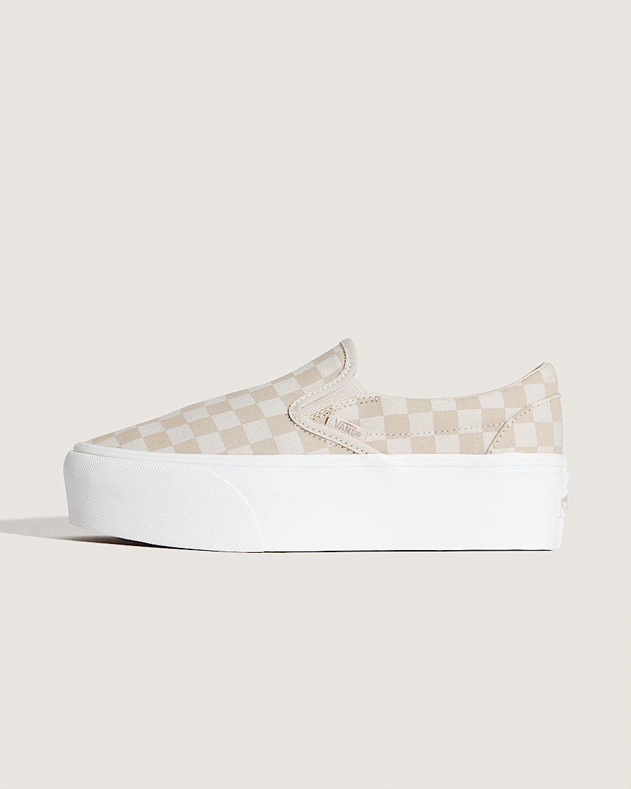 klassischer slip-on-plateau-schuh mit schachbrettmuster