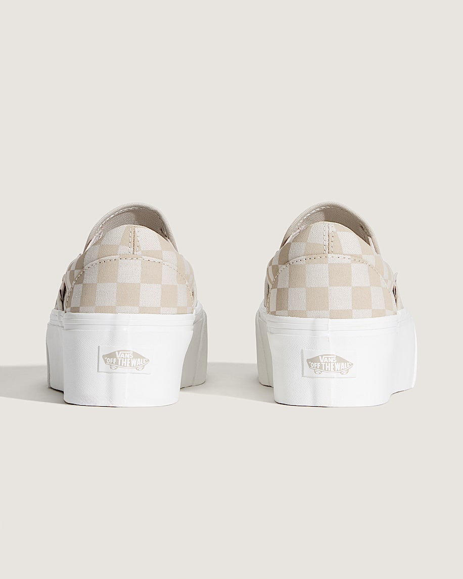 klassischer slip-on-plateau-schuh mit schachbrettmuster