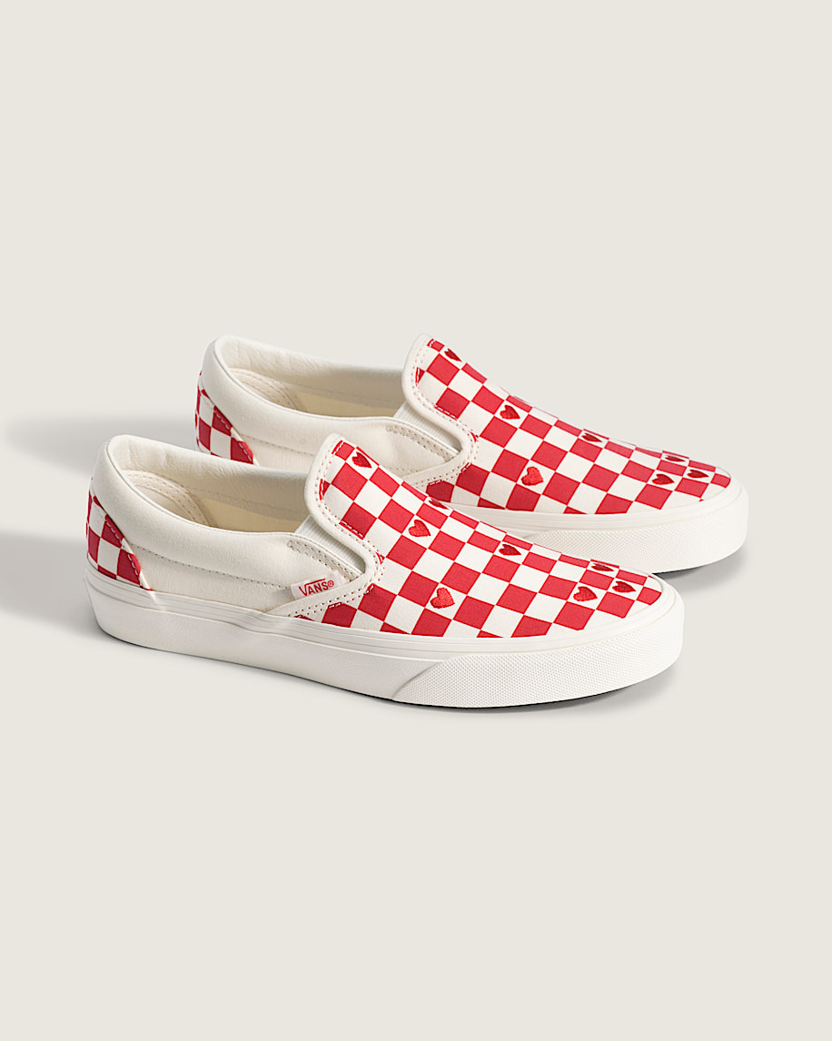 klassischer schlupfschuh mit schachbrettmuster