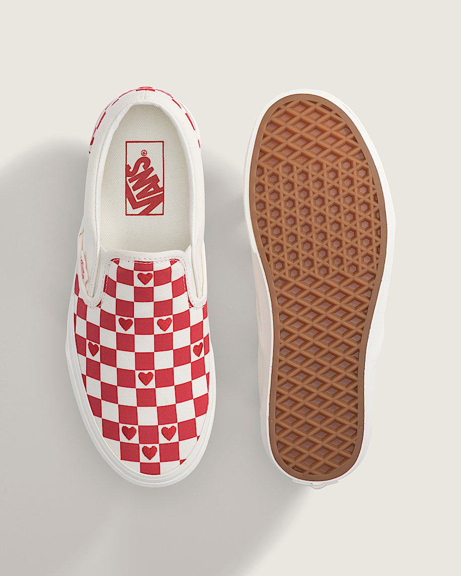 klassischer schlupfschuh mit schachbrettmuster