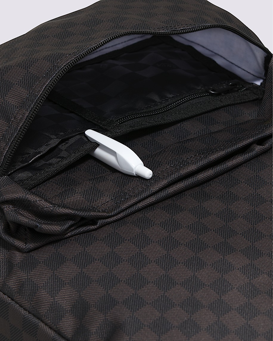 old-school-rucksack mit schachbrettmuster