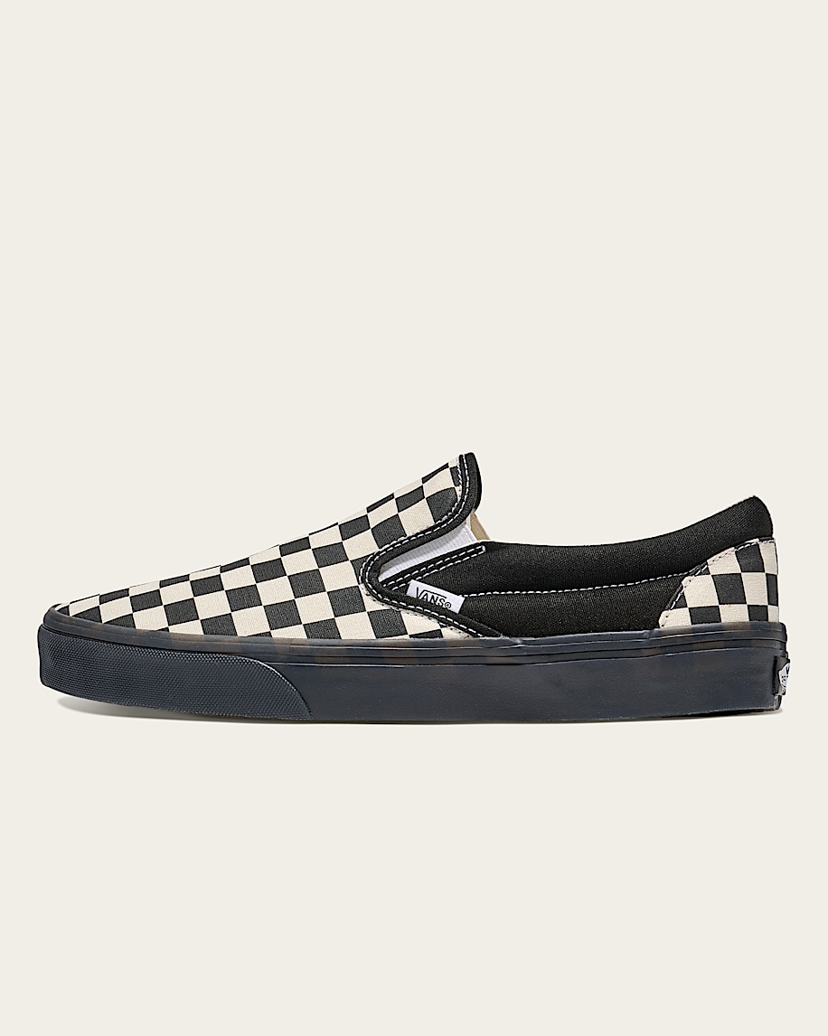 klassischer schlupfschuh mit schachbrettmuster