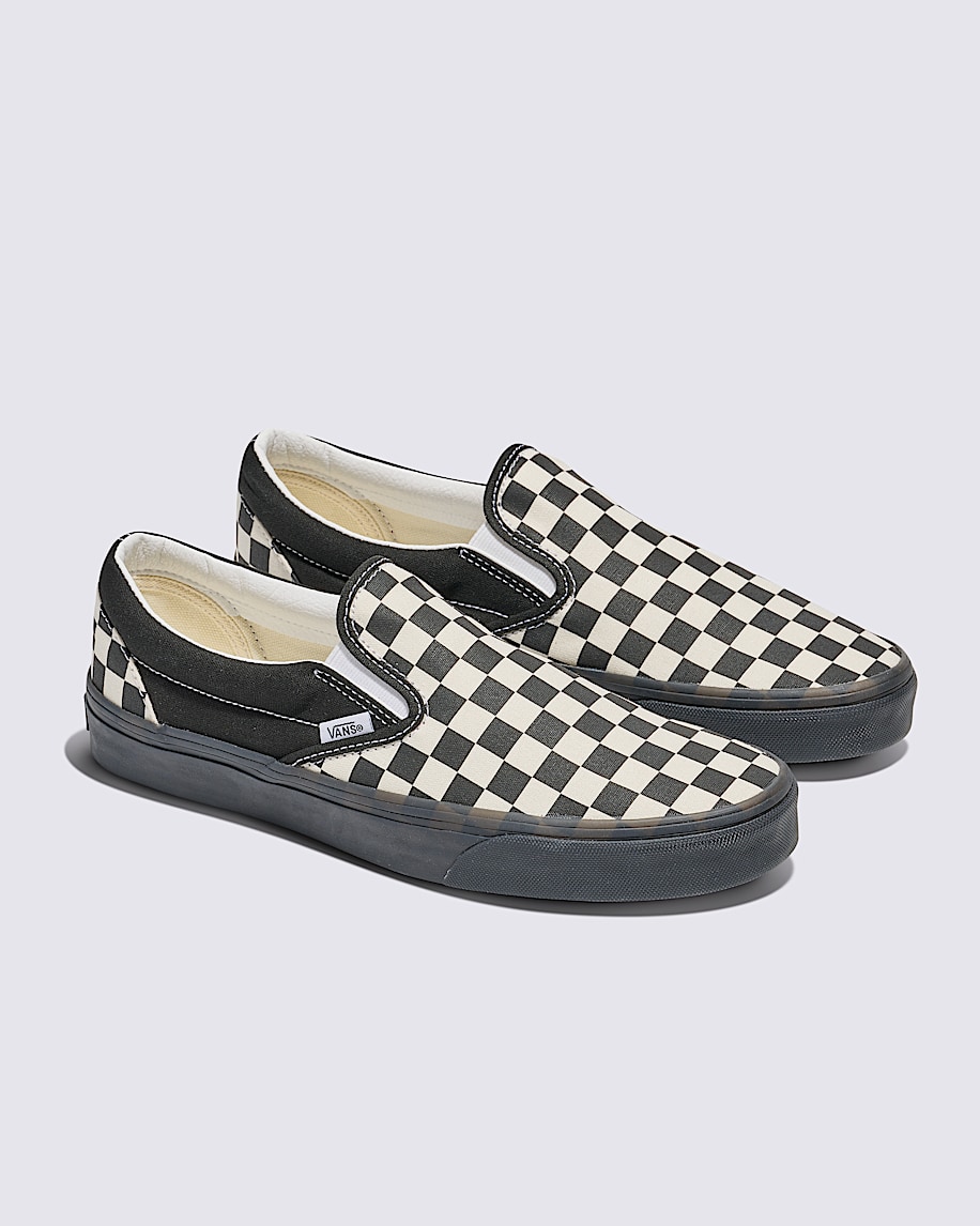 klassischer schlupfschuh mit schachbrettmuster