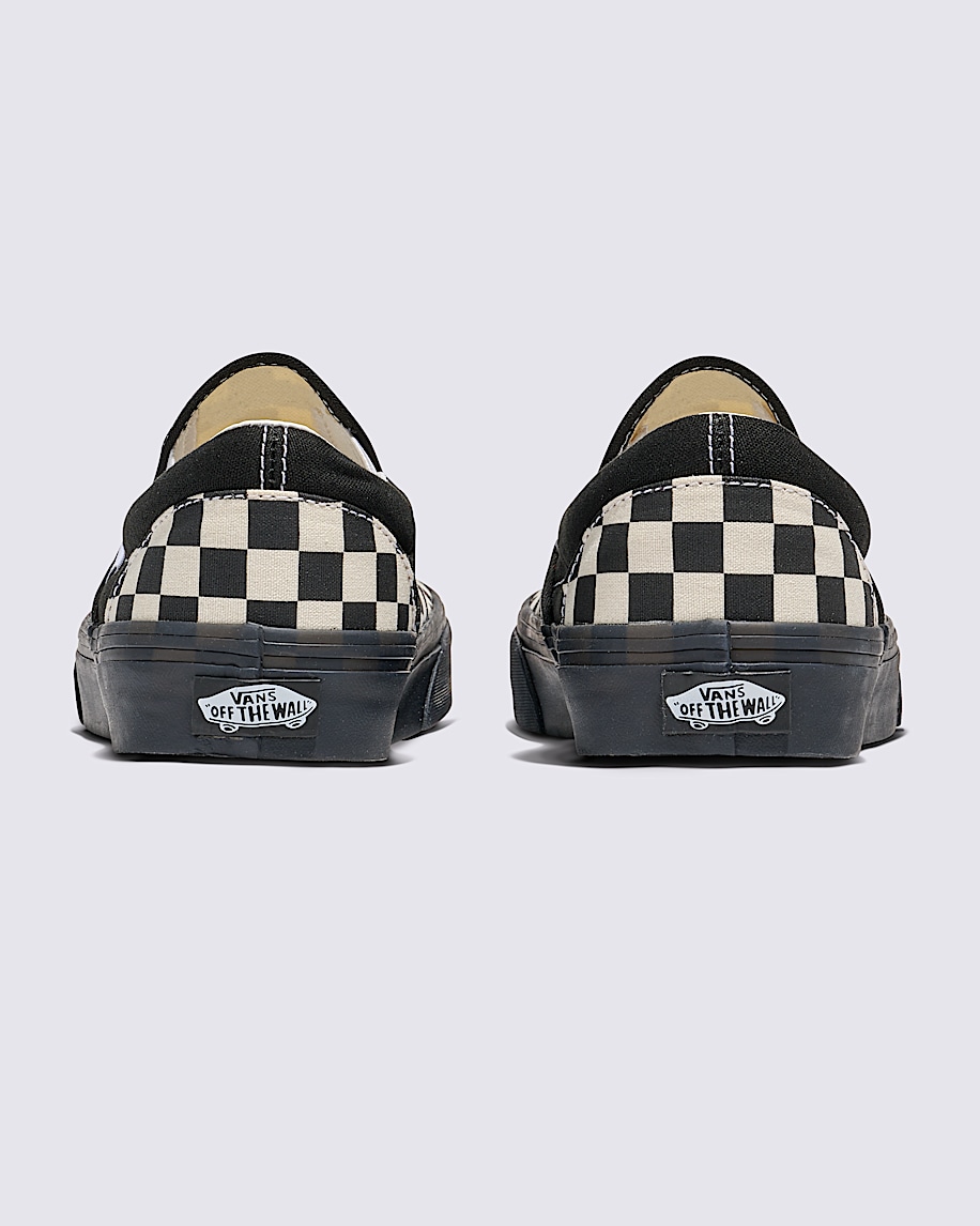klassischer schlupfschuh mit schachbrettmuster
