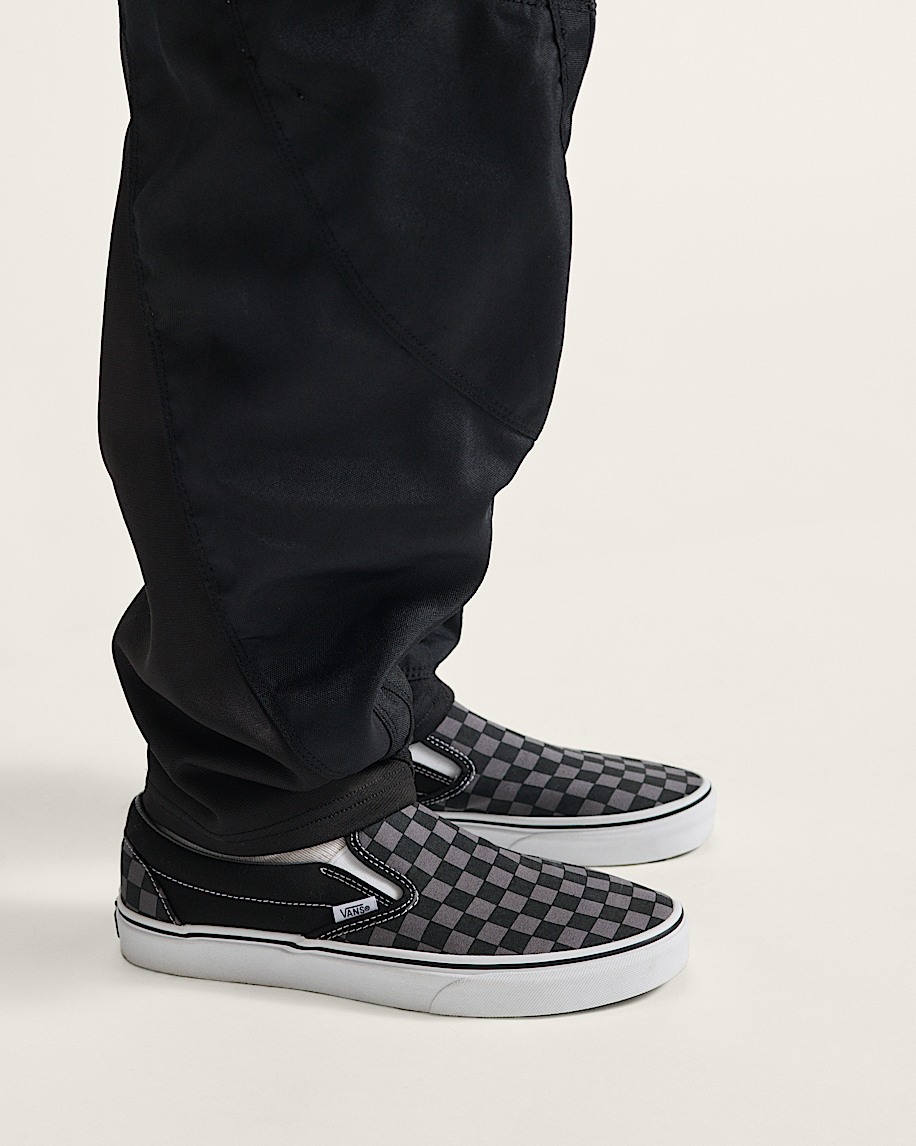 klassischer schlupfschuh mit schachbrettmuster