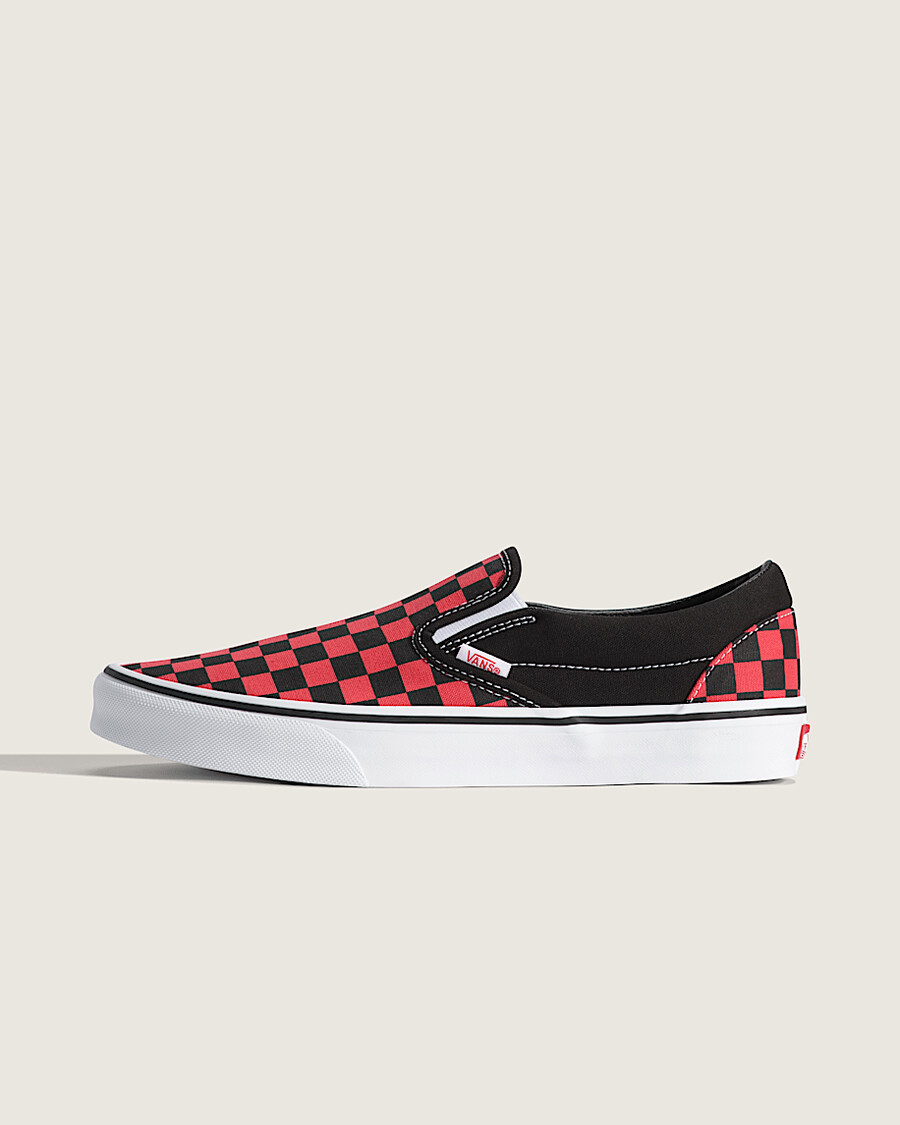 klassischer schlupfschuh mit schachbrettmuster