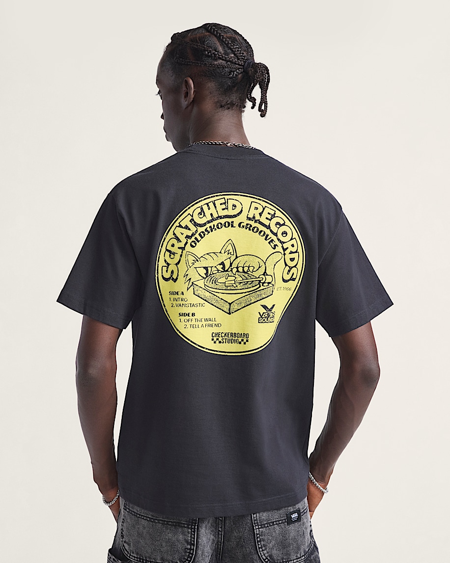 t-shirt mit kratzern auf schallplatten