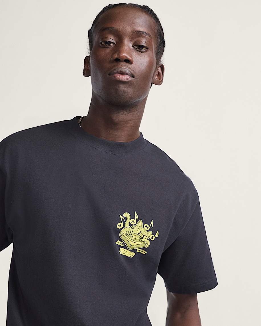 t-shirt mit kratzern auf schallplatten