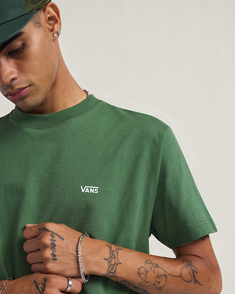 t-shirt mit logo auf der linken brust
